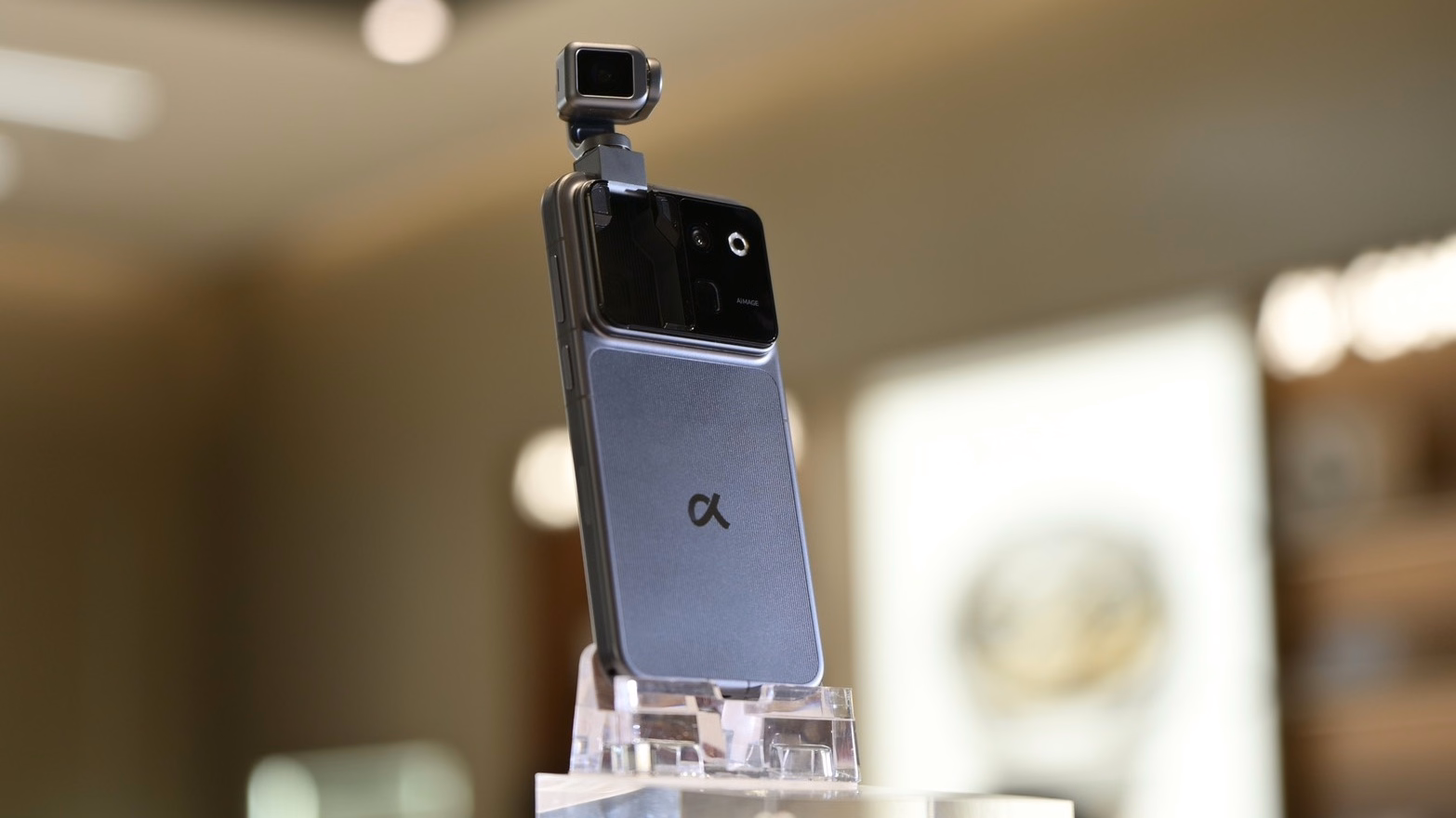 HONOR Robot Phone จัดแสดงบนขาตั้งภายในร้าน HONOR Alpha Store
