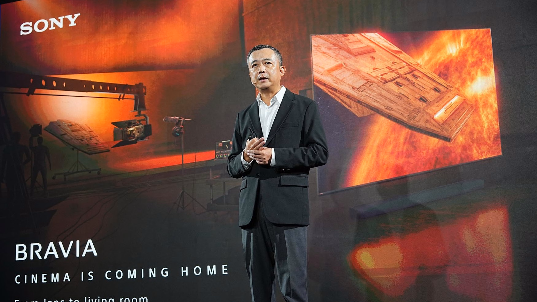 ผู้บริหารโซนี่ไทยขึ้นกล่าวเปิดงานเปิดตัว BRAVIA True RGB พร้อมข้อความ Cinema is Coming Home บนเวที