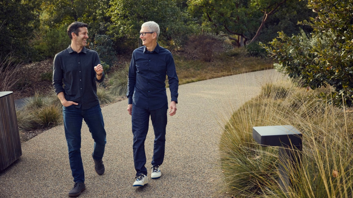 Tim Cook และ John Ternus เดินคุยกันที่ Apple Park