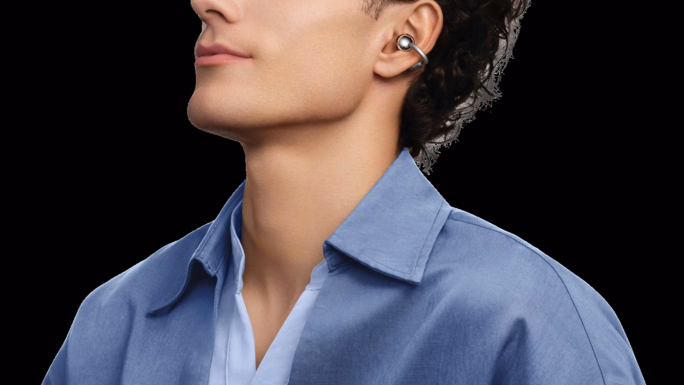 ผู้ชายสวม HUAWEI FreeClip 2 S แบบ ear cuff หนีบที่ใบหู