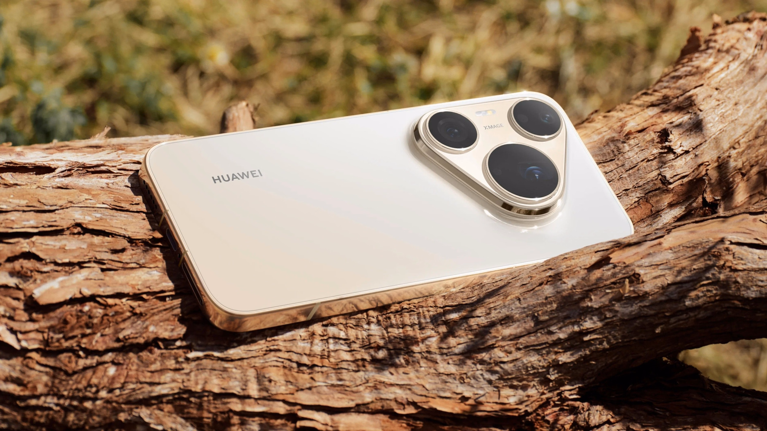 HUAWEI Pura 90s วางอยู่บนพื้นผิวธรรมชาติโทนขาวเบจ