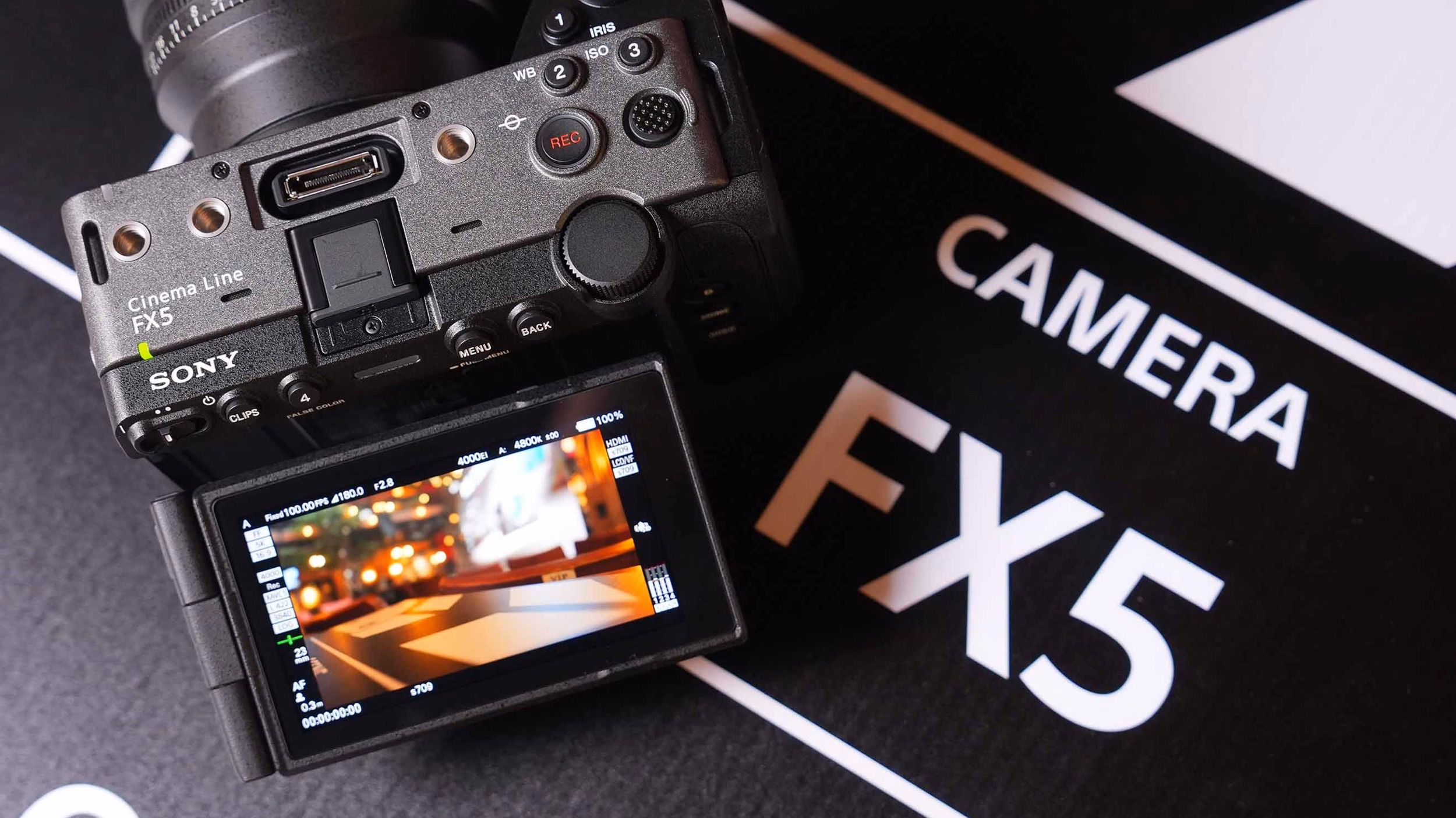 จอ LCD ทัชสกรีนของ Sony FX5 แสดงข้อมูลการตั้งค่าขณะถ่ายทำ