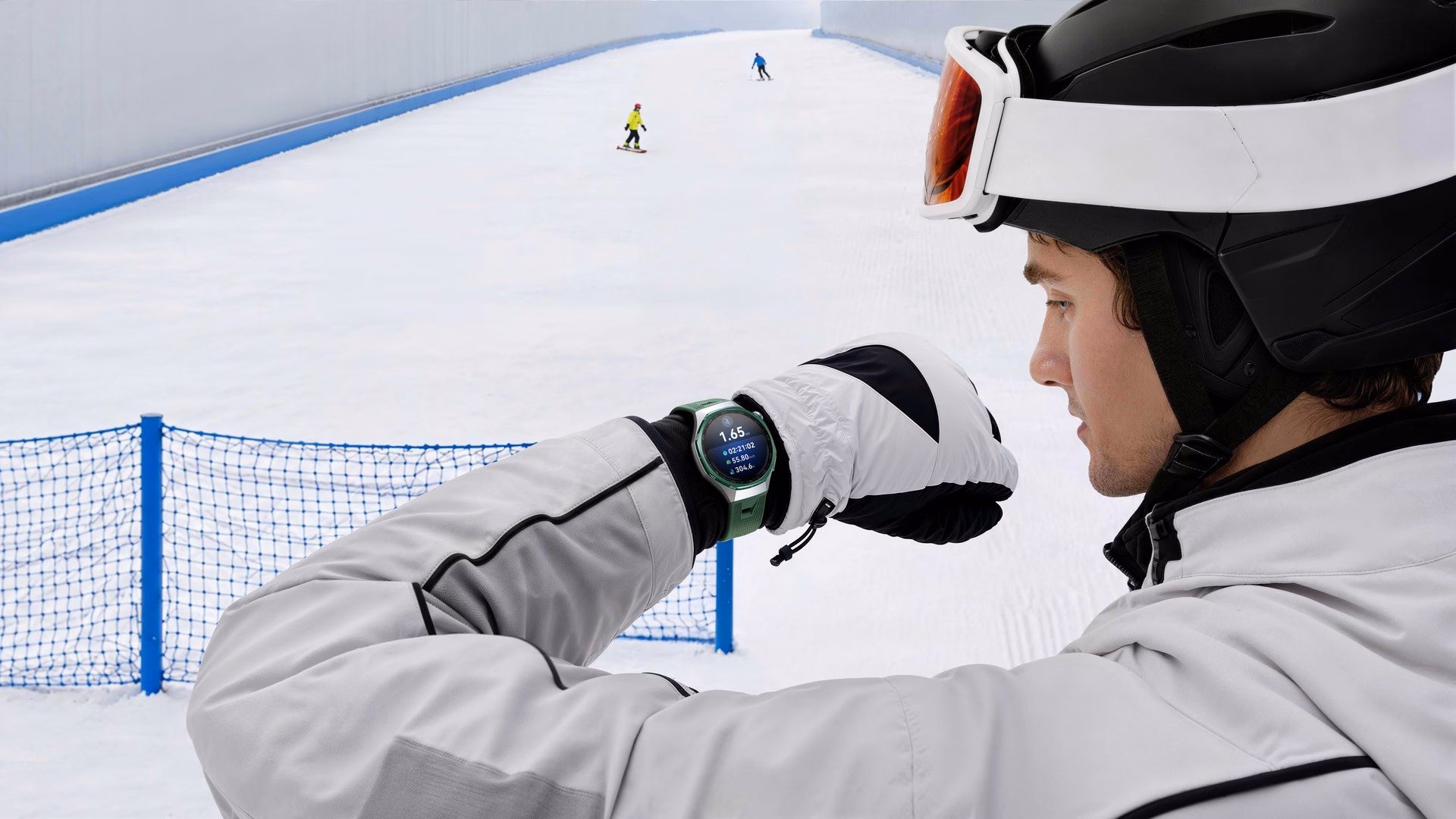 HUAWEI WATCH GT 7 Series สมาร์ทวอทช์สีเขียวบนข้อมือขณะเล่นสกี