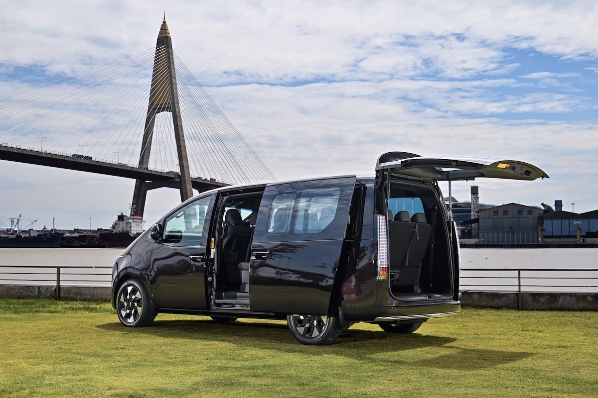Hyundai new STARIA Hybrid ประตูสไลด์และฝาท้ายเปิดกว้าง