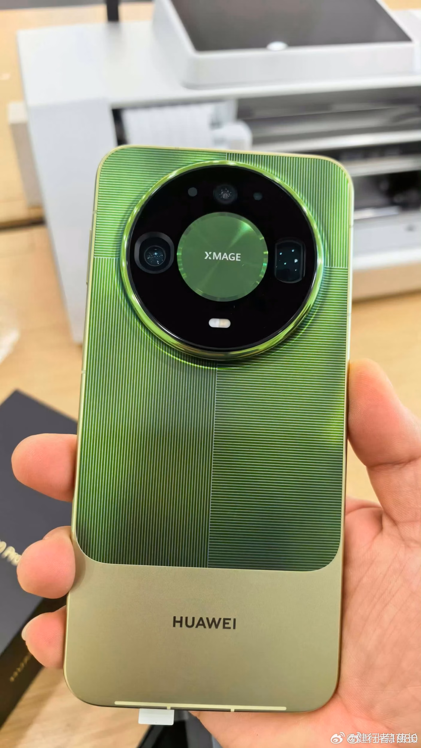 ภาพหลุด HUAWEI Mate90 สีเขียวจาก @UniverseIce