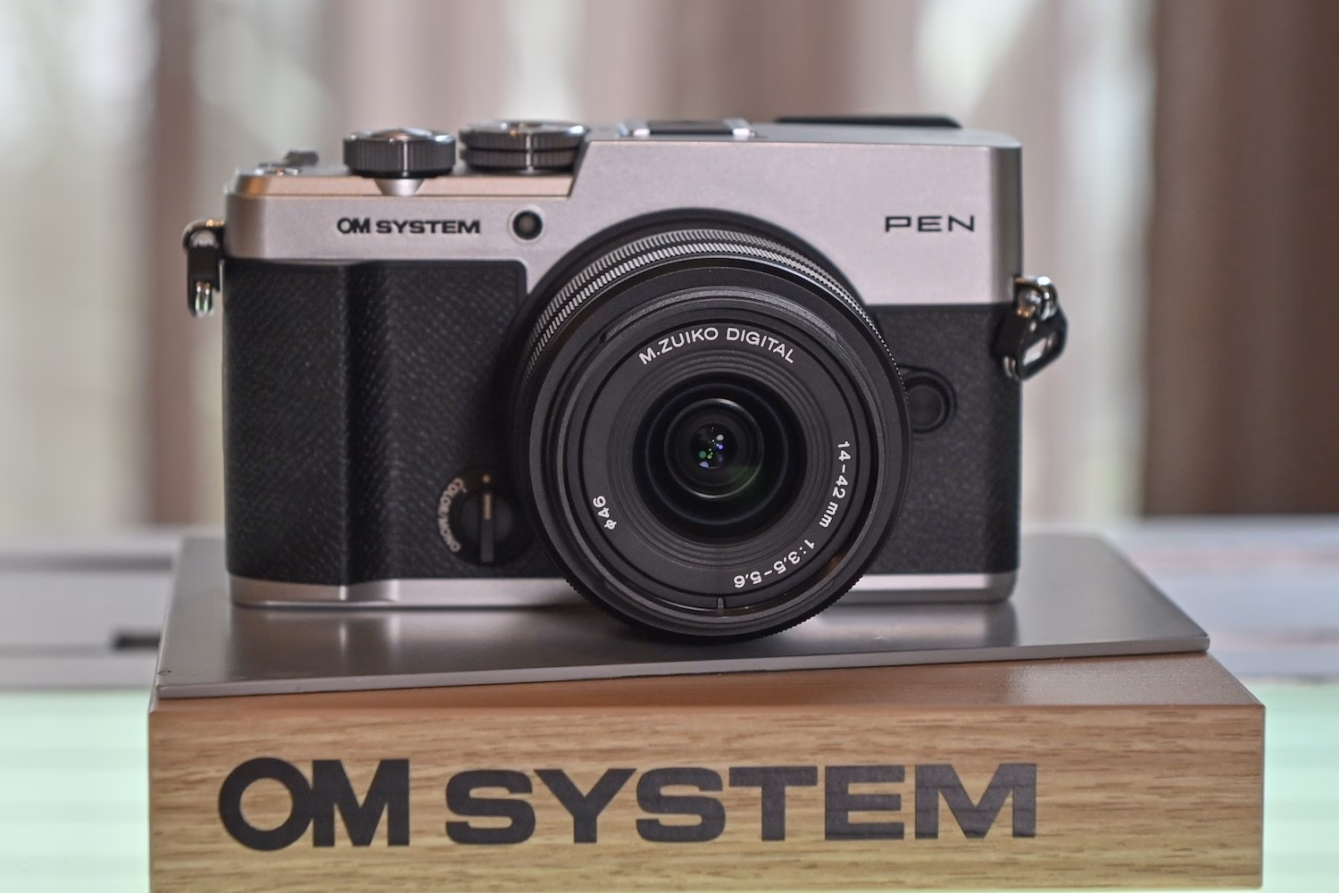OM SYSTEM PEN สีเงินพร้อมเลนส์ M.ZUIKO 14-42mm