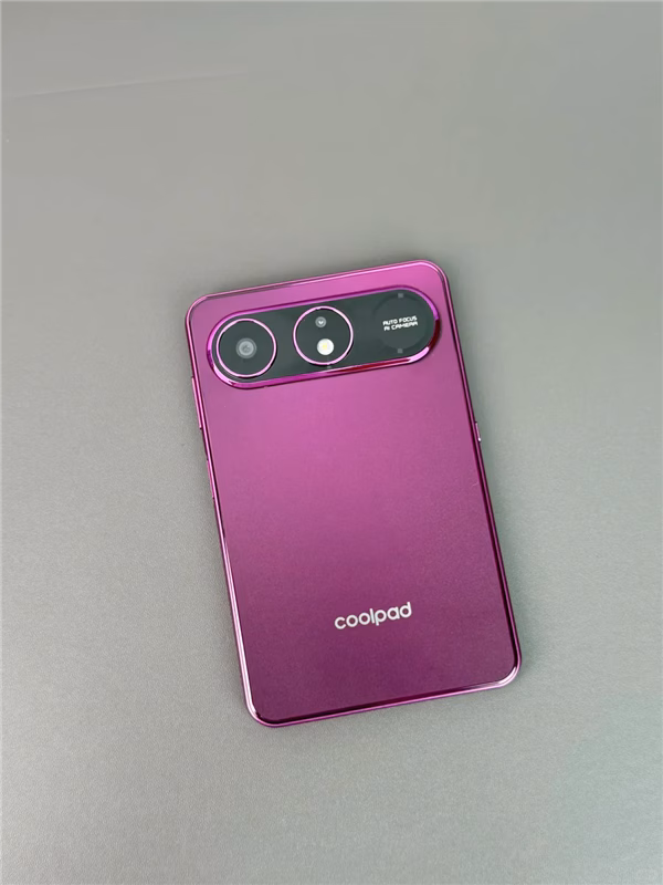 ด้านหลัง Coolpad COOL X Wide สีแดง พร้อมแถบกล้องคู่ทรงแคปซูล