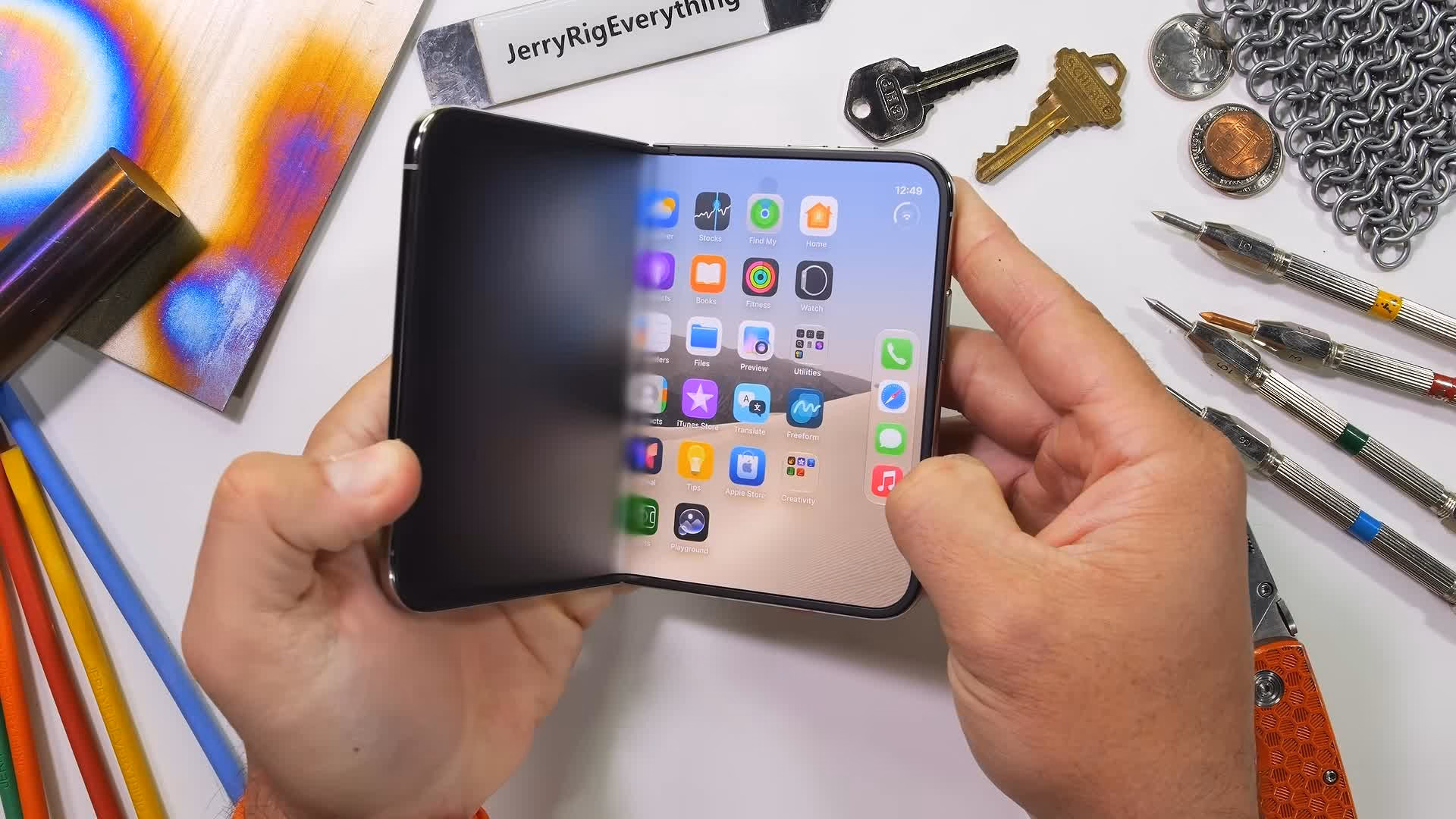 Zack Nelson แห่ง JerryRigEverything พับ iPhone Duo ระหว่างทดสอบความทนทาน