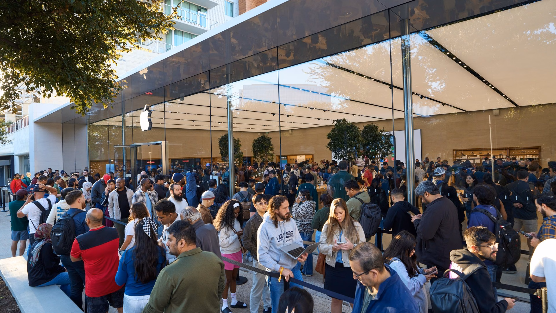 คิวลูกค้ายาวหน้า Apple Domain NORTHSIDE ออสติน วันวางขาย iPhone Duo