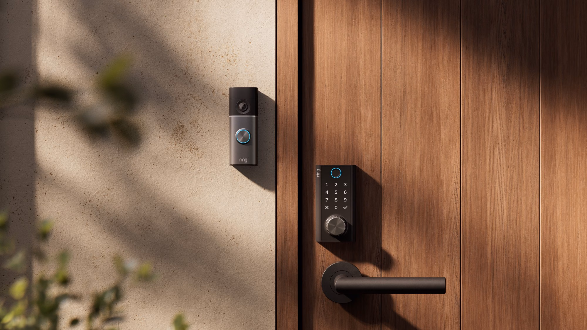 Ring Smart Lock ติดตั้งบนประตูไม้คู่กับกริ่งประตู Ring