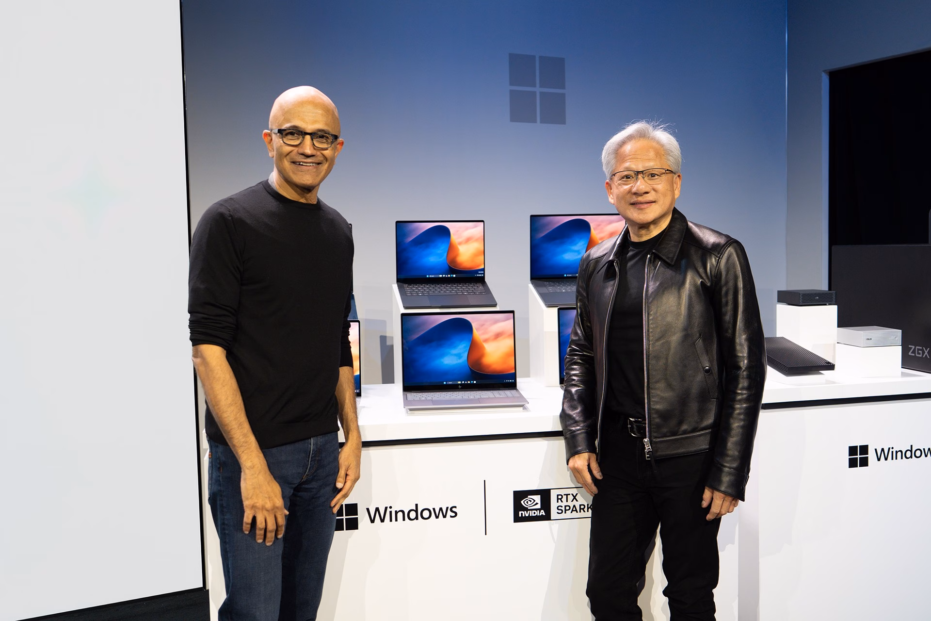 Satya Nadella และ Jensen Huang ยืนหน้าโต๊ะโชว์โน้ตบุ๊ก RTX Spark