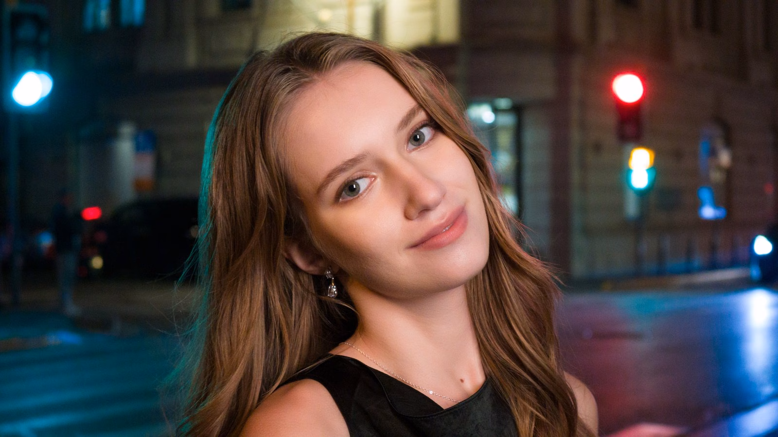 ภาพพอร์ตเทรตหญิงสาวกลางคืนถ่ายด้วยเลนส์ 60 มม. ของ Osmo Pocket 4P