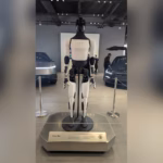 หุ่นยนต์ Tesla Optimus ตั้งโชว์ในโชว์รูม Tesla