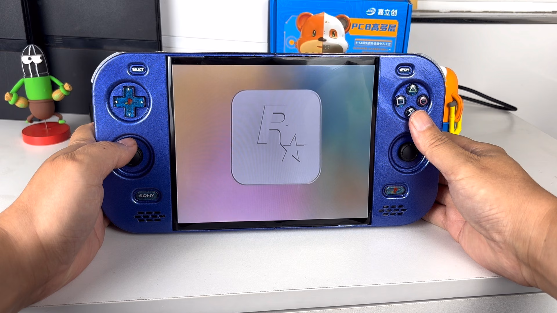 PlayStation 2 Duo ขณะกางจอเล่นเกม