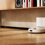 Xiaomi Robot Vacuum S60+ กับแท่นเก็บฝุ่นอัตโนมัติในห้องนั่งเล่น